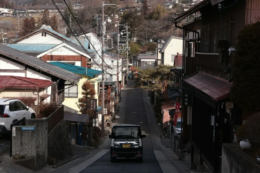 電柱が並ぶ住宅街の坂道